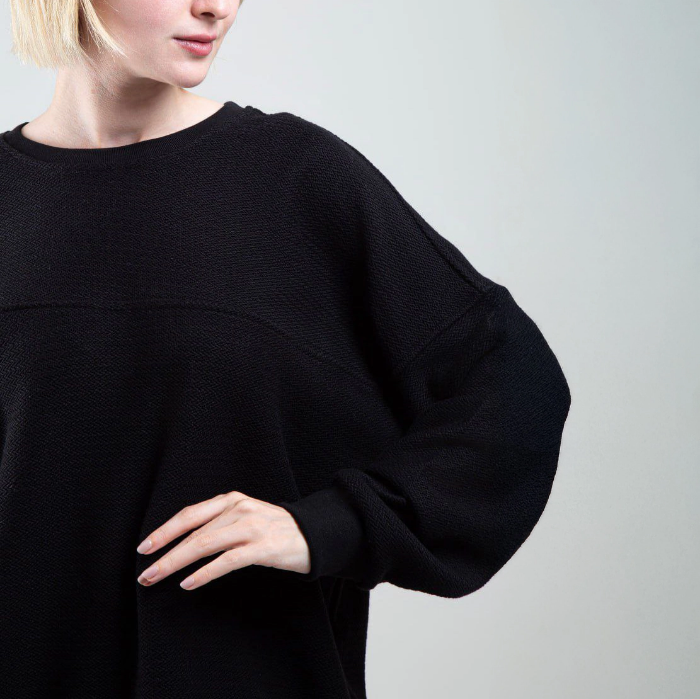 دورس یقه گرد زنانه بهبود از جنس ژاکارد پنبه با بافت طرح‌دار روی تن مدل