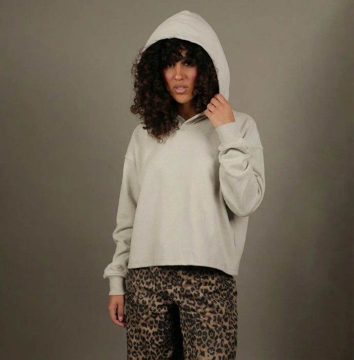 هودی کراپ زنانه برند وصله (Vasleh) از جنس ۱۰۰٪ پنبه طبیعی، مدل نیم‌تنه کلاهدار، در رنگ